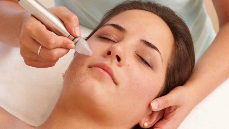 Best Q Switch Laser Treatment For Pigmentation in Madurai An aesthetics & rejuvenation gadget is being used by a woman undergoing laser therapy for pigmentation