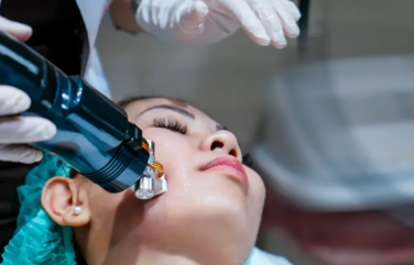 The device uses radiofrequency waves and microneedles, heating the skin layers to promote production