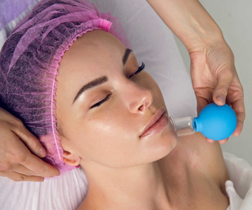  Light suction improves circulation, unclogs pores, and enhances natural skin radiance.