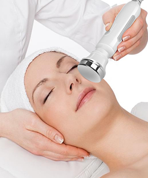 Light suction improves circulation, unclogs pores, and enhances natural skin radiance.