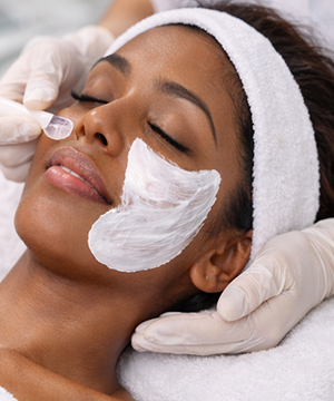  A hydrating serum calms, nourishes, and locks in moisture for a refreshed glow.