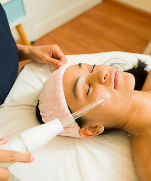 Light suction improves circulation, unclogs pores, and enhances natural skin radiance.