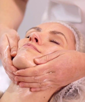 Soothing skin care step after microdermabrasion treatment to calm and hydrate skin at Bonitaa Clinic